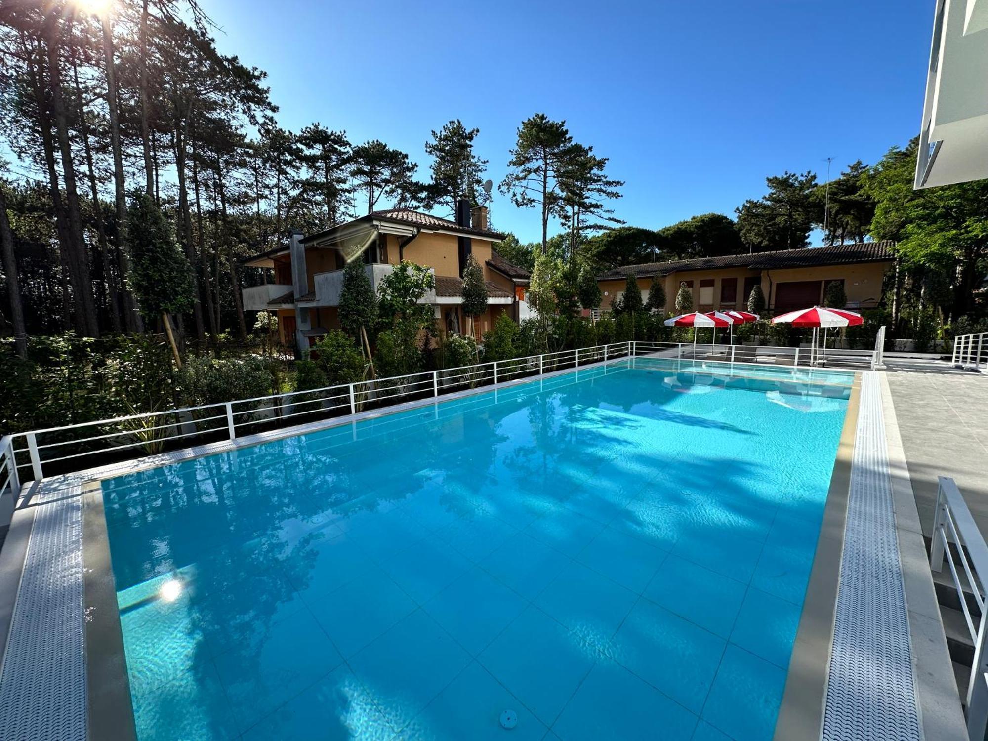 Nuovo Condominio Con Piscina E Garage Bibione Exterior photo